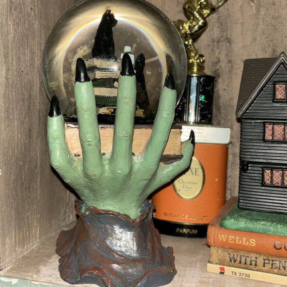 Halloween Green Witch Hands Black Cat Snowglobe Waterglobe Decor NEW 9" - Picture 3 of 7